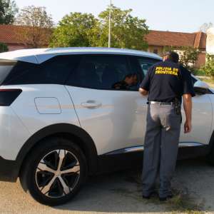 Autoturism de lux căutat de autorităţile germane, indisponibilizat de poliţiştii de frontieră mehedinţeni