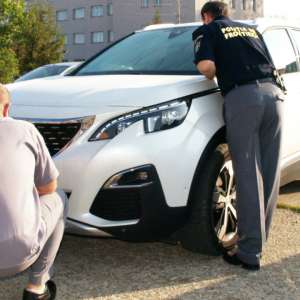 Autoturism de lux căutat de autorităţile germane, indisponibilizat de poliţiştii de frontieră mehedinţeni