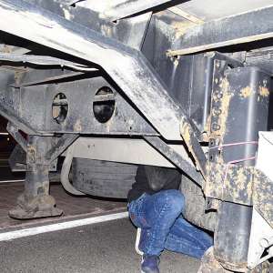 Doi cetățeni sirieni ascunși sub un camion, descoperiți la  P.T.F. Giurgiu