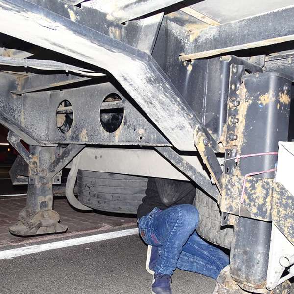 Doi cetățeni sirieni ascunși sub un camion, descoperiți la P.T.F. Giurgiu