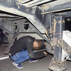 Doi cetățeni sirieni ascunși sub un camion, descoperiți la  P.T.F. Giurgiu