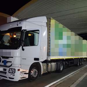Doi cetățeni sirieni ascunși sub un camion, descoperiți la  P.T.F. Giurgiu