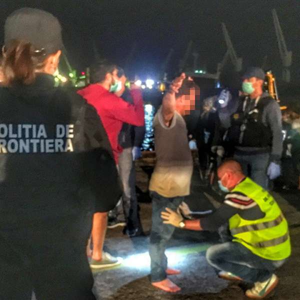 Trei persoane, cercetate pentru călăuzirea a 154 de migranţi pe Marea Neagră, au fost arestate preventiv pentru 30 de zile
