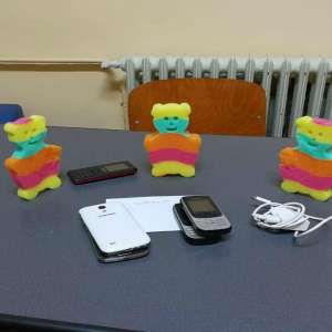 Depistat în timp ce încerca să introducă telefoane mobile în penitenciar