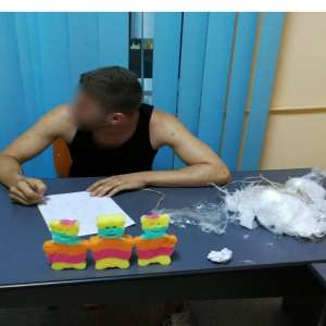 Depistat în timp ce încerca să introducă telefoane mobile în penitenciar