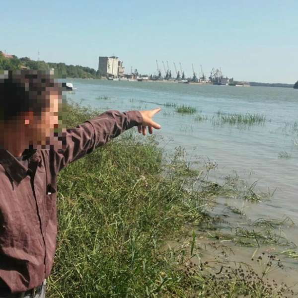 Un cetăţean ucrainean a trecut înot, pe un buștean, fluviul Dunărea