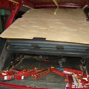 Ţigări ascunse în autoturism depistate în P.T.F. Siret