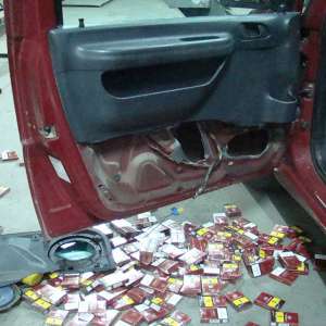 Ţigări ascunse în autoturism depistate în P.T.F. Siret
