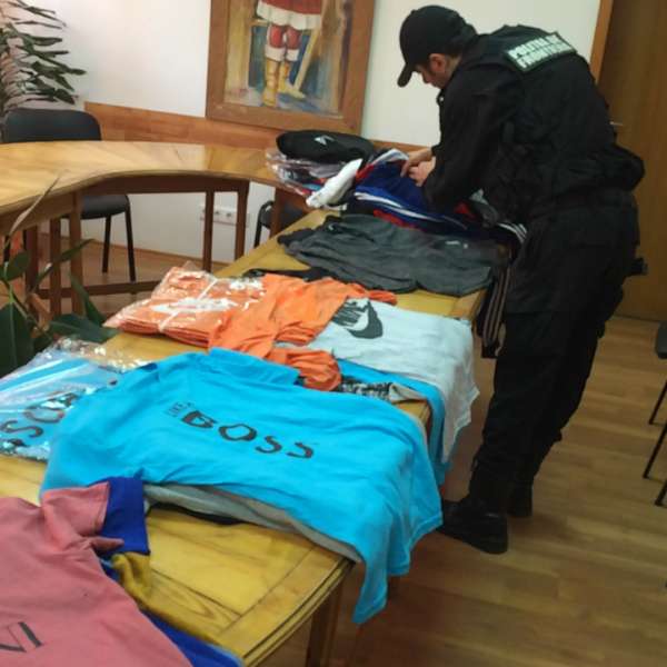  Produse de îmbrăcăminte contrafăcute, confiscate de poliţiştii de frontieră mehedinţeni