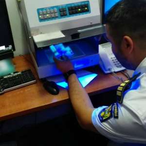 Documente false ascunse în husa unei tablete, descoperite la controlul de frontieră