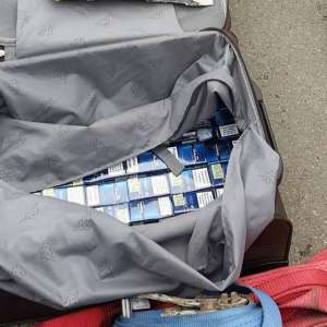 Mercedes Sprinter căptuşit cu ţigarete de contrabandă   