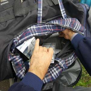 Mercedes Sprinter căptuşit cu ţigarete de contrabandă   