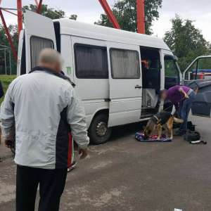 Mercedes Sprinter căptuşit cu ţigarete de contrabandă   
