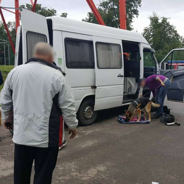 Mercedes Sprinter căptuşit cu ţigarete de contrabandă