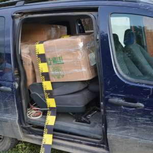 Autoturism tractat, încărcat cu țigări de contrabandă, depistat în trafic de polițiștii de frontieră