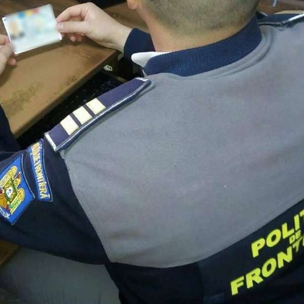 Carte de identitate falsă, ascunsă în borseta unui cetăţean moldovean