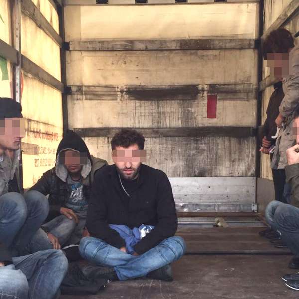 Nouă persoane intenţionau să iasă ilegal din România, ascunse într-un compartiment special amenajat al unei autoutilitare