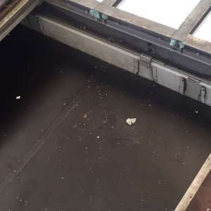 Nouă persoane intenţionau să iasă ilegal din România, ascunse într-un compartiment special amenajat al unei autoutilitare