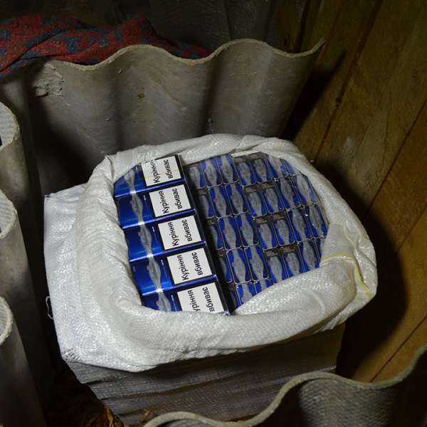 Descinderi la membrii unei rețele specializate în contrabanda cu țigări
