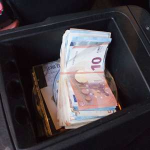 Descinderi la membrii unei rețele specializată în contrabanda cu țigări