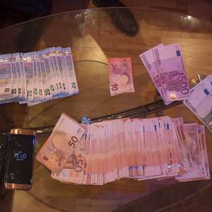 Descinderi la membrii unei rețele specializată în contrabanda cu țigări