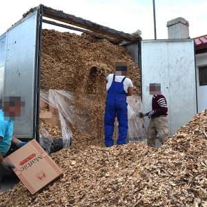 Peste 240.000 de pachete cu țigări, ascunse într-un TIR prin metoda capac