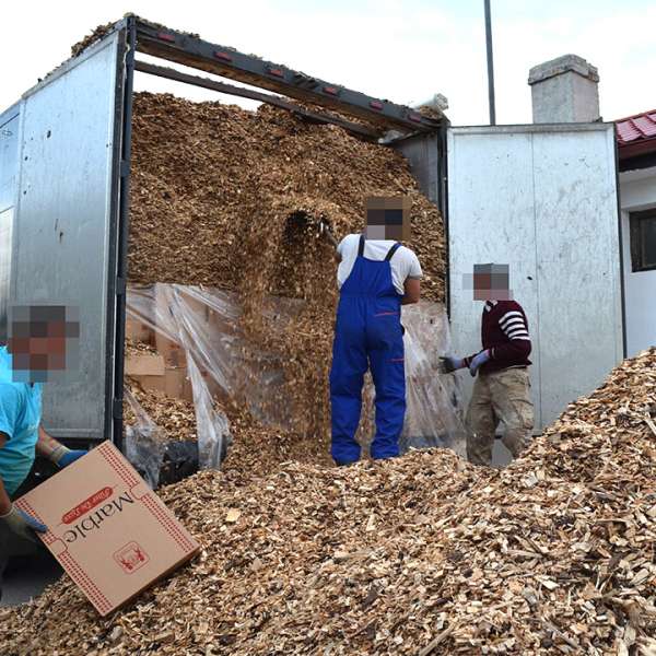 Peste 240.000 de pachete cu țigări, ascunse într-un TIR prin metoda capac