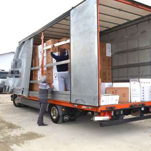 Peste 240.000 de pachete cu țigări, ascunse într-un TIR prin metoda capac