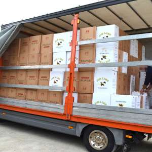 Peste 240.000 de pachete cu țigări, ascunse într-un TIR prin metoda capac