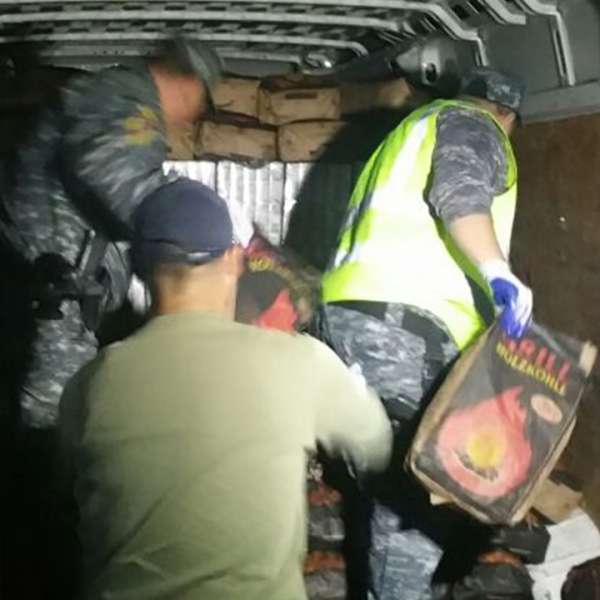 Aproximativ 35.000 de pachete cu ţigări de contrabandă, descoperite într-o autoutilitară