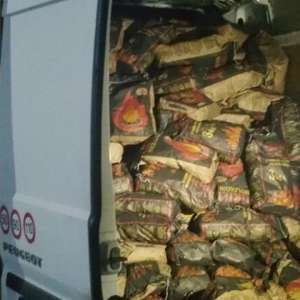 Aproximativ 35.000 de pachete cu  ţigări de contrabandă,  descoperite într-o autoutilitară