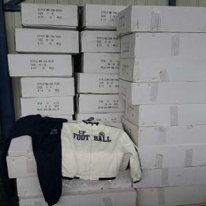 Sute de articole de îmbrăcăminte, în valoare de aproximativ 250.000 lei, confiscate în Portul Constanţa Sud Agigea