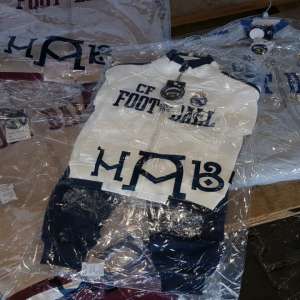 Sute de articole de îmbrăcăminte, în valoare de aproximativ 250.000 lei, confiscate în Portul Constanţa Sud Agigea