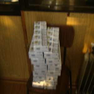 3.000 țigarete ascunse în lada de scule a unei semiremorci