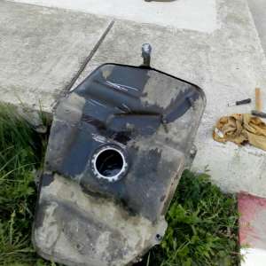 Ţigări de contrabandă, combustibil pentru Mercedes   