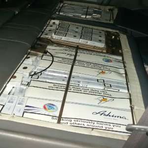 Ţigarete de contrabandă descoperite în spătarele banchetelor unui autoturism   