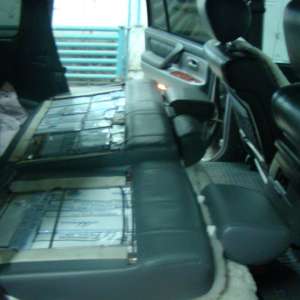 Ţigarete de contrabandă descoperite în spătarele banchetelor unui autoturism   