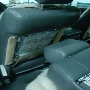 Ţigarete de contrabandă descoperite în spătarele banchetelor unui autoturism   