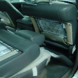 Ţigarete de contrabandă descoperite în spătarele banchetelor unui autoturism   