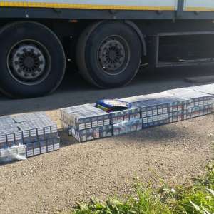 Țigări de proveniență ucraineană descoperite în două vehicule