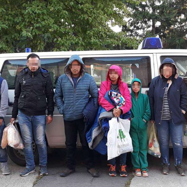 Două tinere românce, călăuze pentru opt migranţi care intenţionau să treacă ilegal frontiera în Ungaria