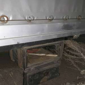 Tineri botoşăneni prinşi după ce au sustras bunuri dintr-un autocamion