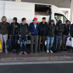 Unsprezece migranţi ascunşi într-un microbuz cu mobilă, descoperiţi la P.T.F. Giurgiu