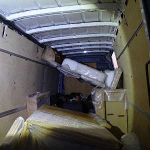 Unsprezece migranţi ascunşi într-un microbuz cu mobilă, descoperiţi la P.T.F. Giurgiu