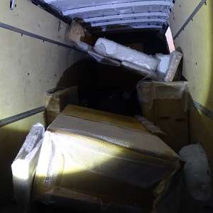 Unsprezece migranţi ascunşi într-un microbuz cu mobilă, descoperiţi la P.T.F. Giurgiu