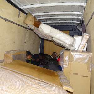 Unsprezece migranţi ascunşi într-un microbuz cu mobilă, descoperiţi la P.T.F. Giurgiu