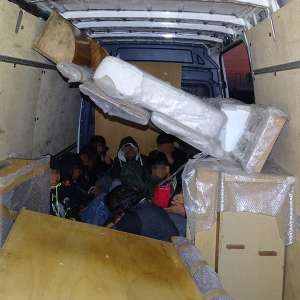 Unsprezece migranţi ascunşi într-un microbuz cu mobilă, descoperiţi la P.T.F. Giurgiu