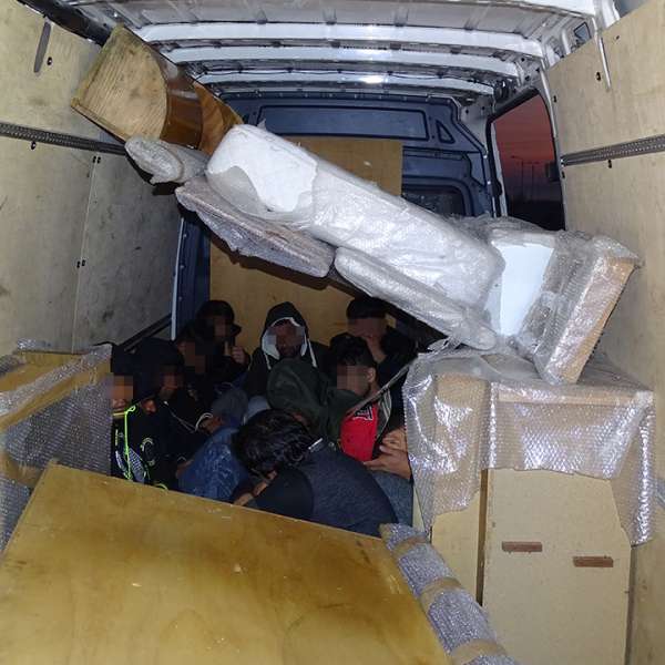 Unsprezece migranţi ascunşi într-un microbuz cu mobilă, descoperiţi la P.T.F. Giurgiu