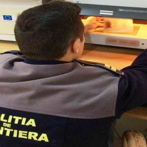 Paşaport fals descoperit la controlul de frontieră   
