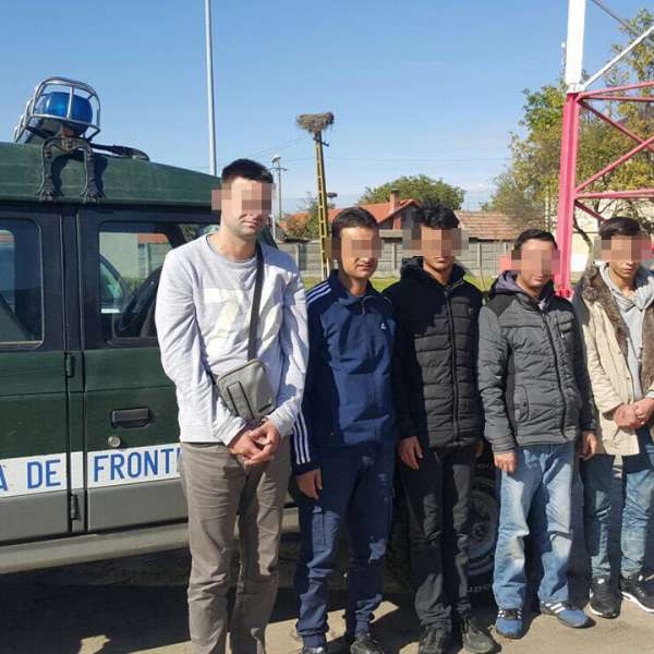 Patru cetățeni irakieni şi o călăuză sârbă, opriţi de poliţiştii de frontieră timişeni